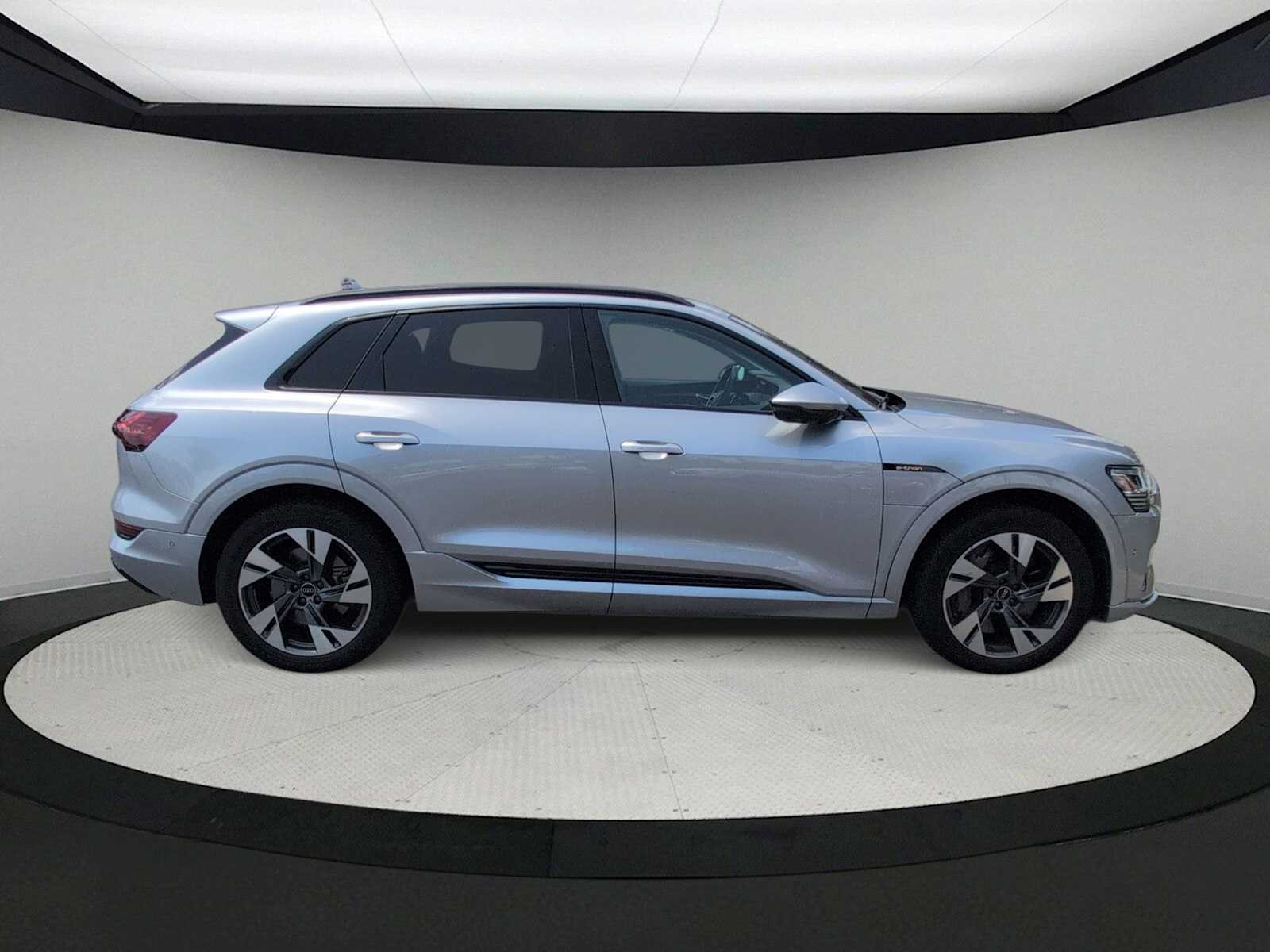 Thumbnail: 2022 Audi e-tron - 9