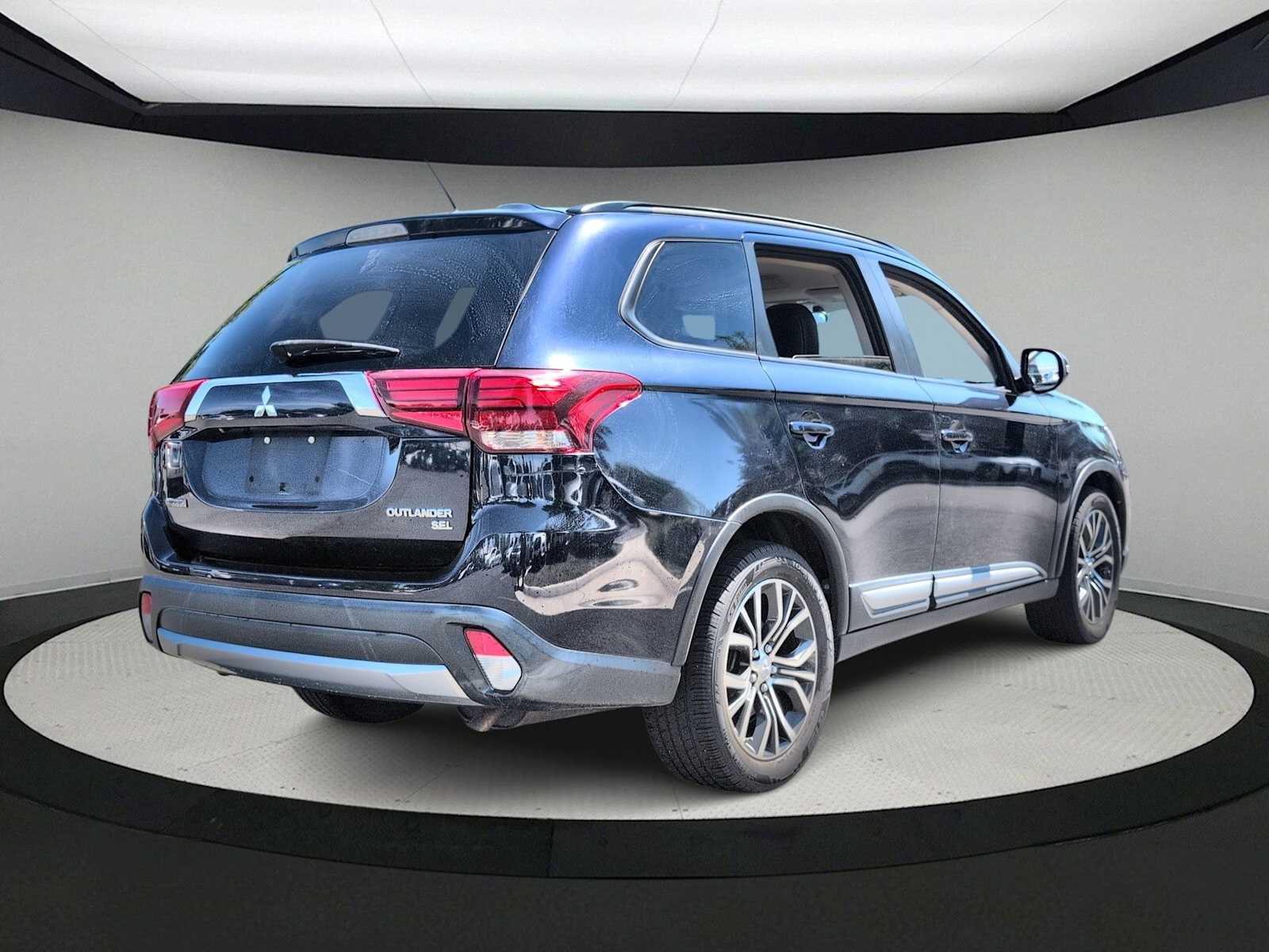 Thumbnail: 2016 Mitsubishi Outlander - 8