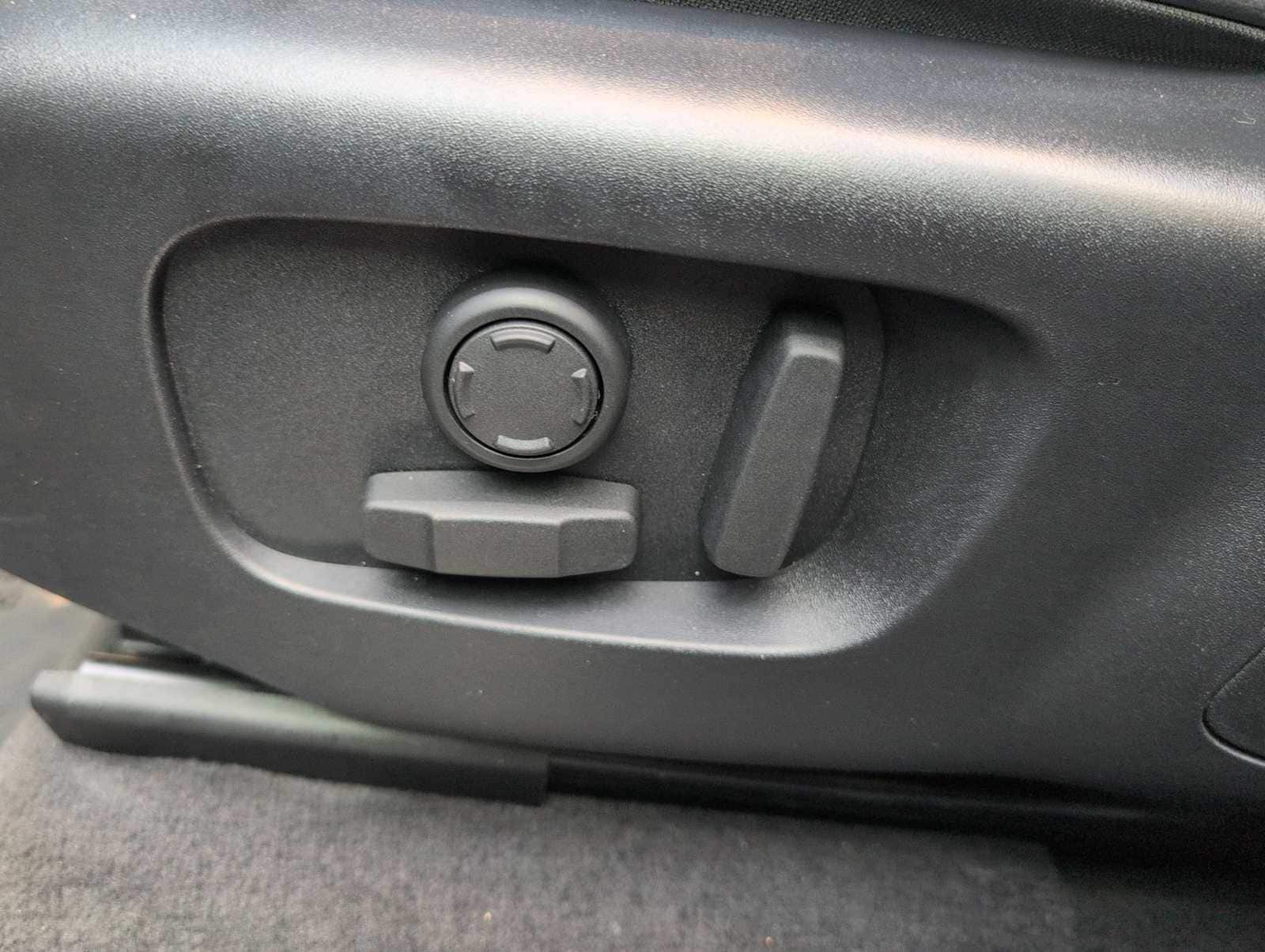 Thumbnail: 2025 Land Rover Range Rover Velar - 18