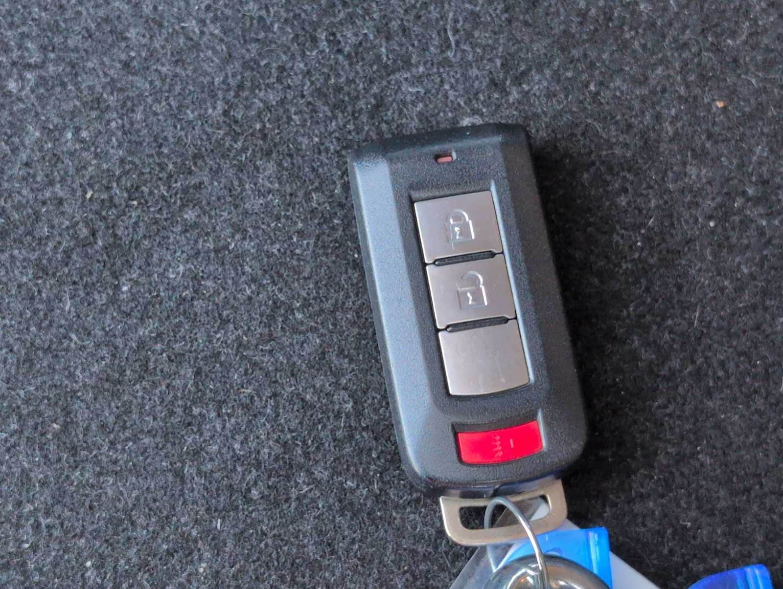 Thumbnail: 2016 Mitsubishi Outlander - 33