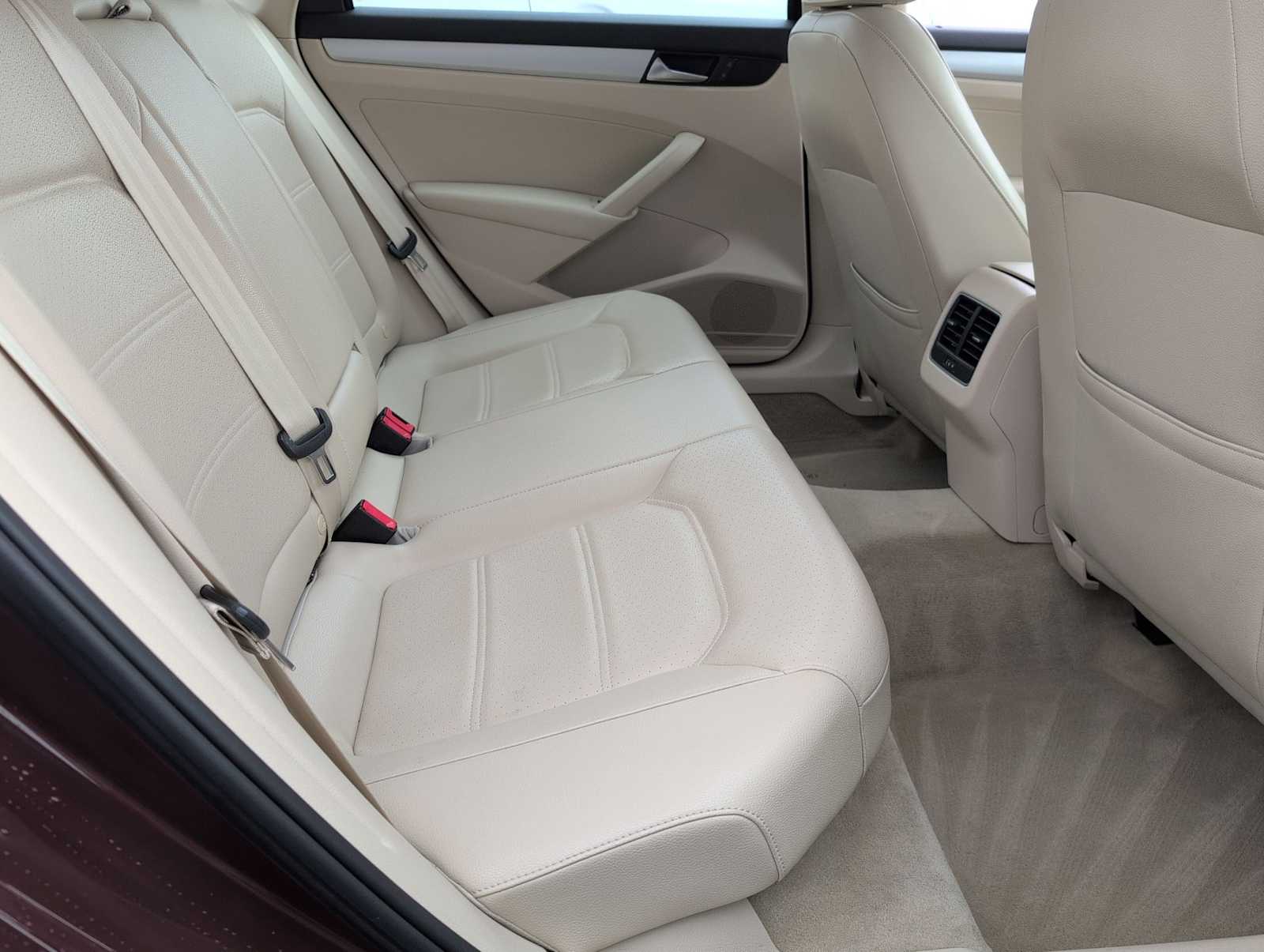 Thumbnail: 2013 Volkswagen Passat - 21