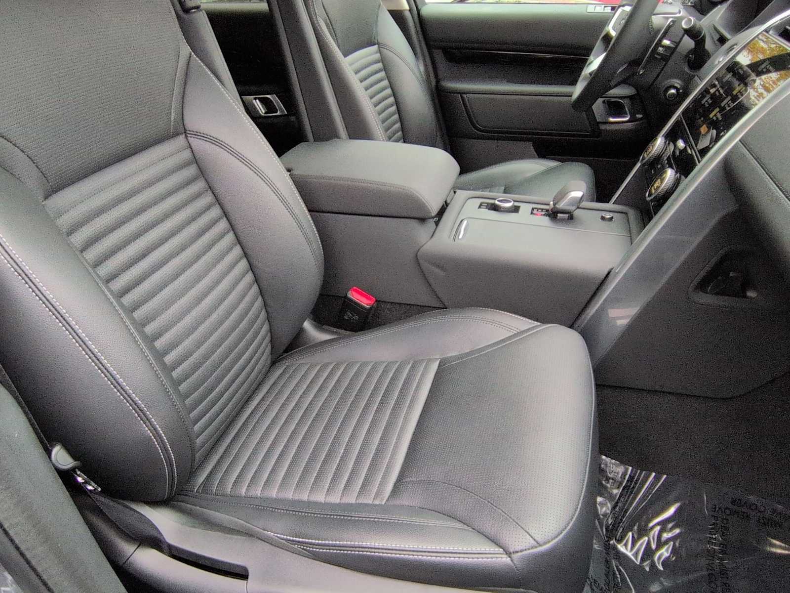 Thumbnail: 2024 Land Rover Discovery - 22