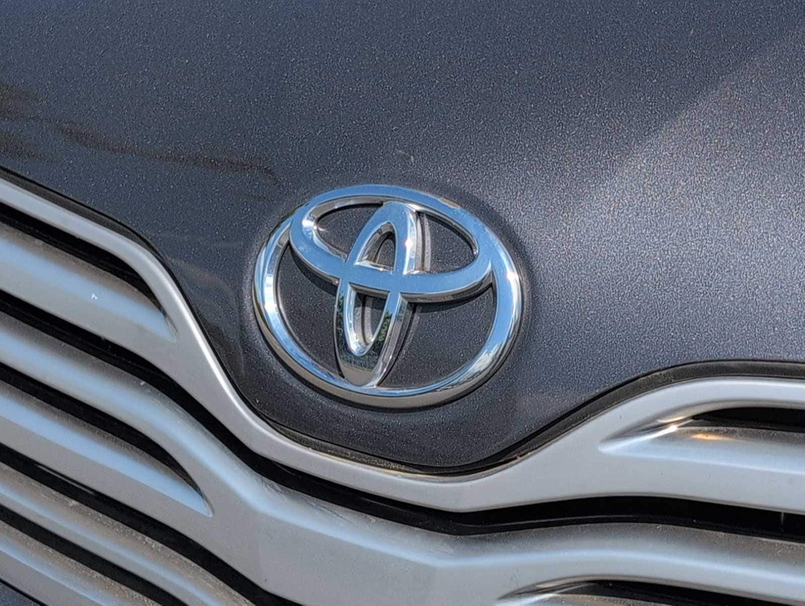 Thumbnail: 2011 Toyota Venza - 12