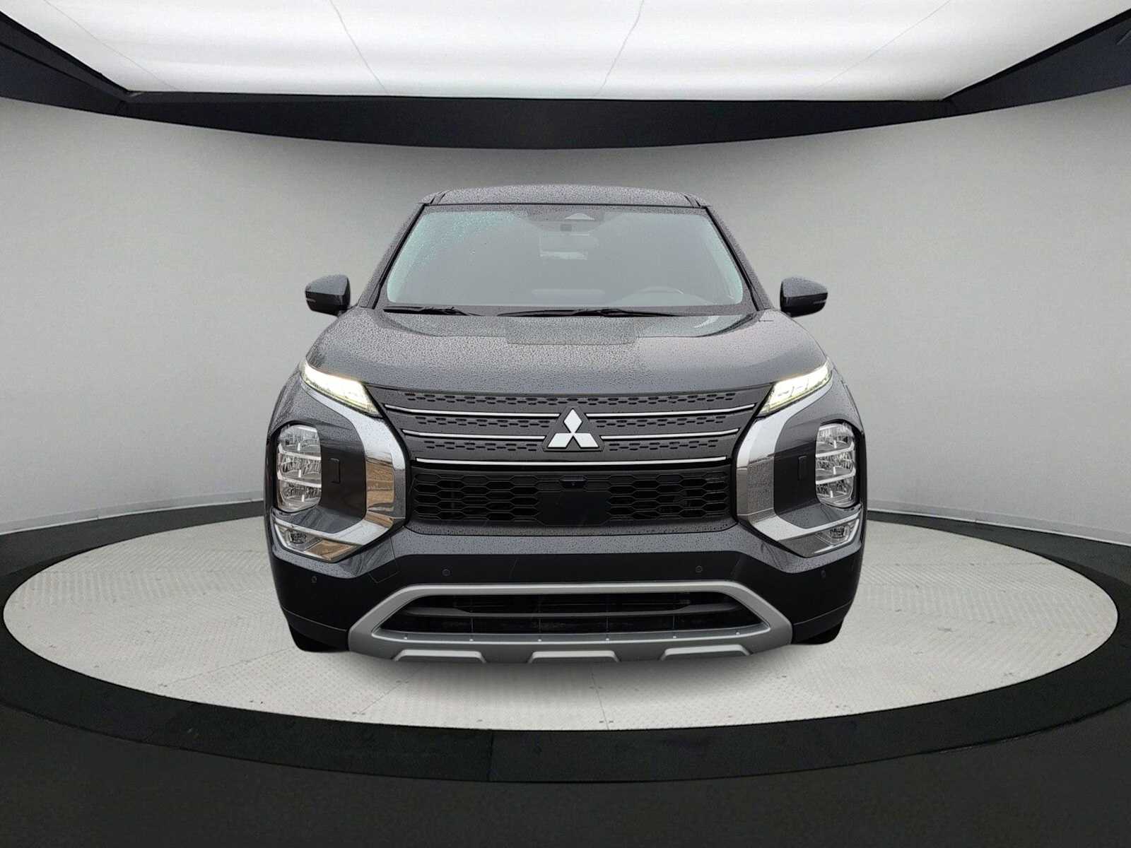 Thumbnail: 2024 Mitsubishi Outlander - 3