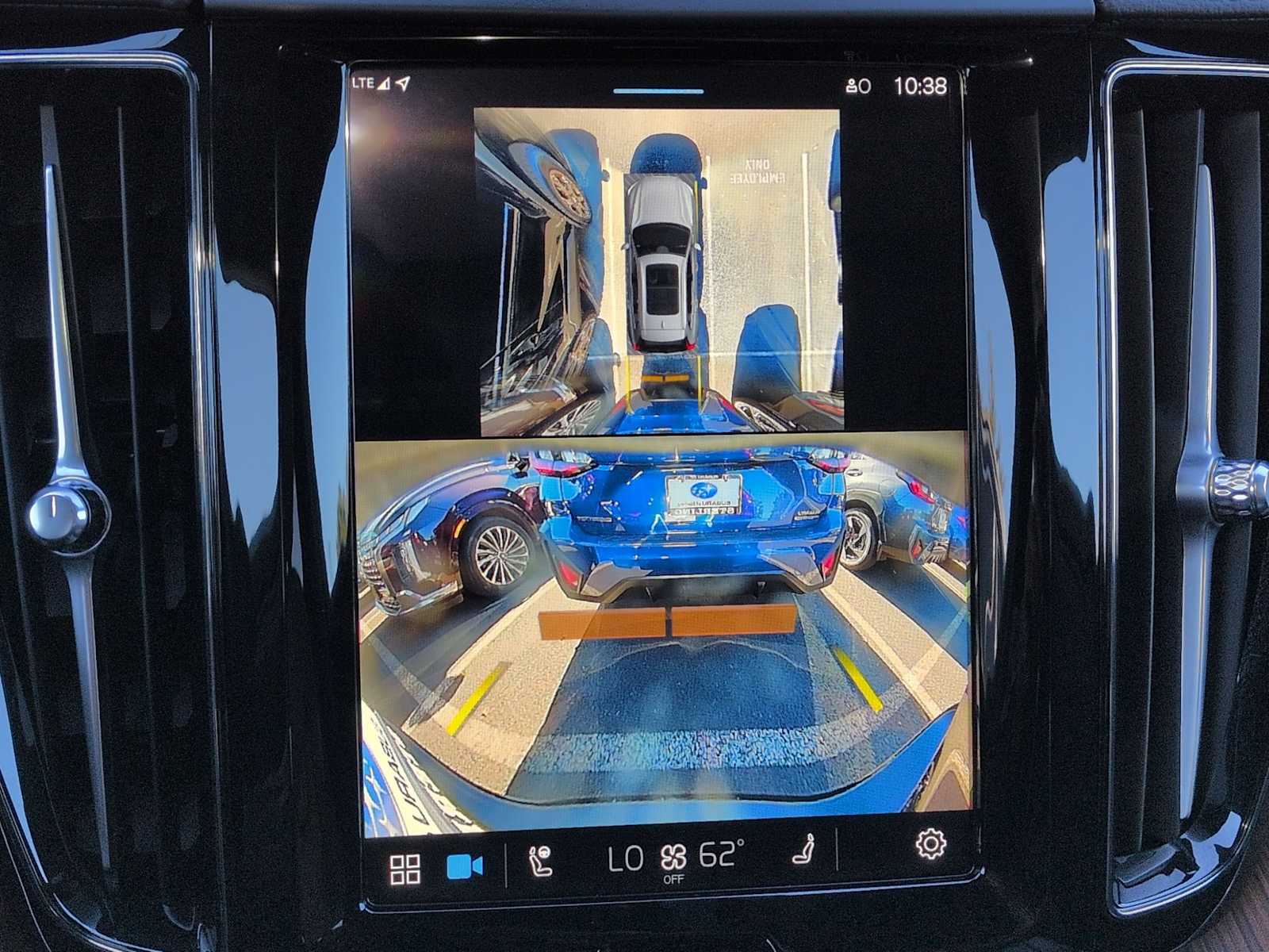 Thumbnail: 2025 Volvo XC60 - 30