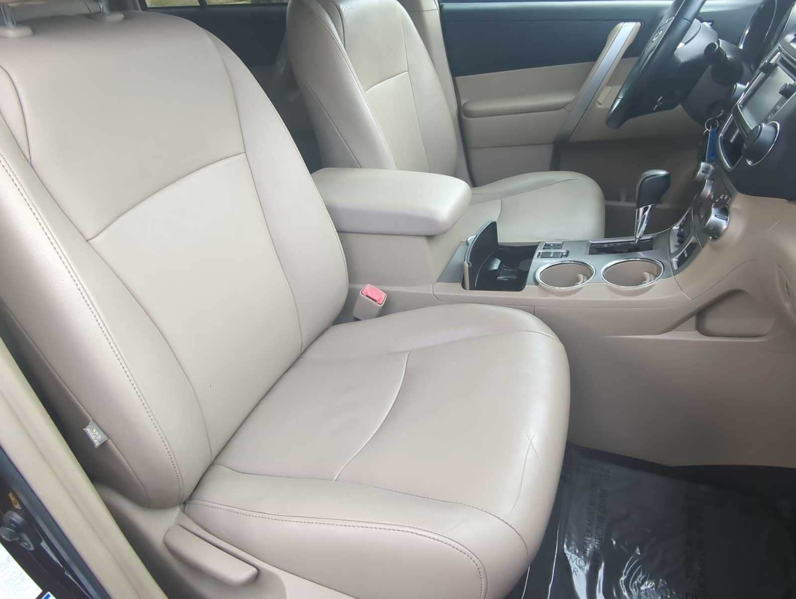 Thumbnail: 2013 Toyota Highlander - 23