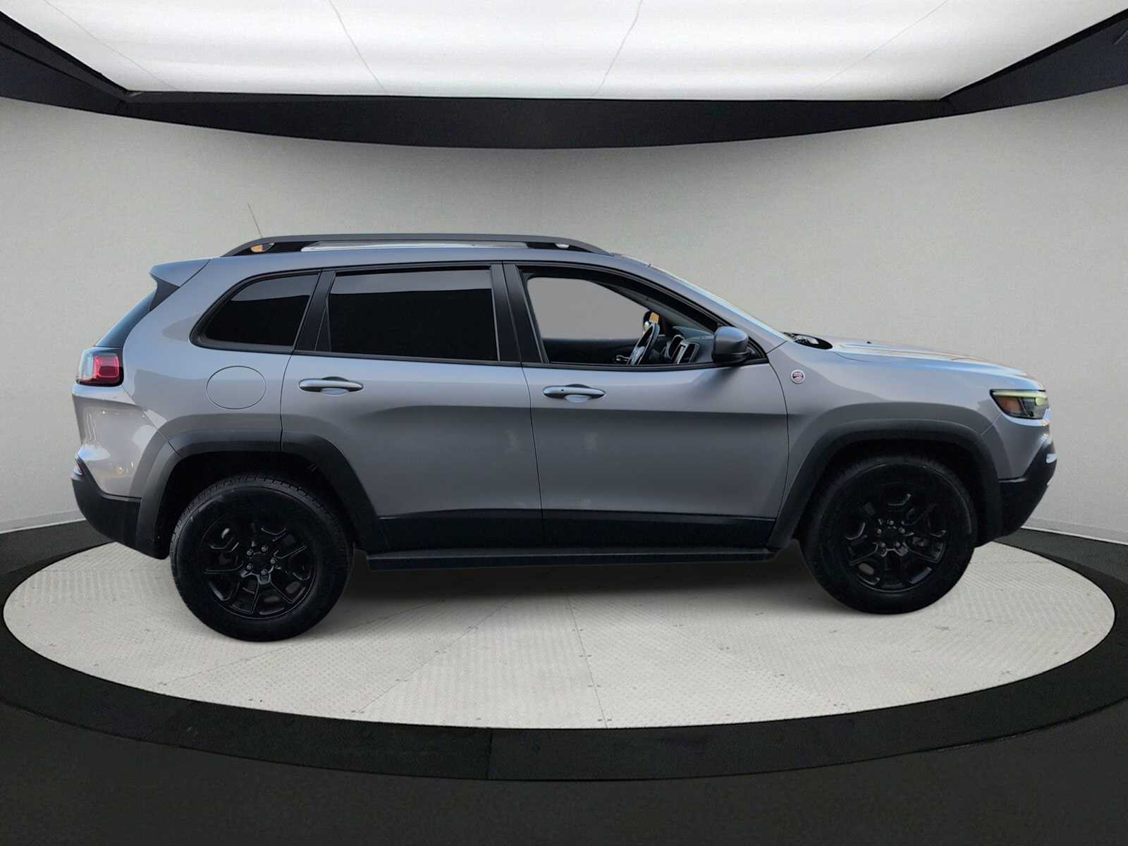 Thumbnail: 2019 Jeep Cherokee - 9