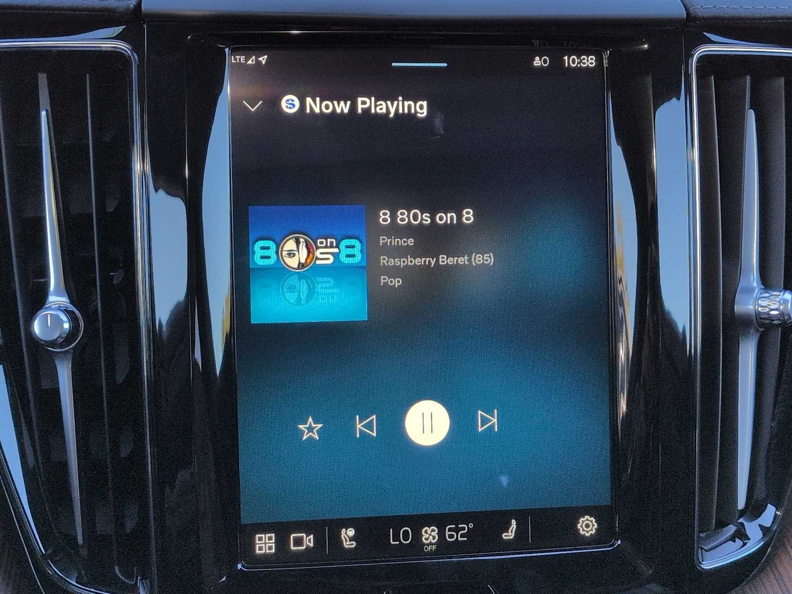 Thumbnail: 2025 Volvo XC60 - 31