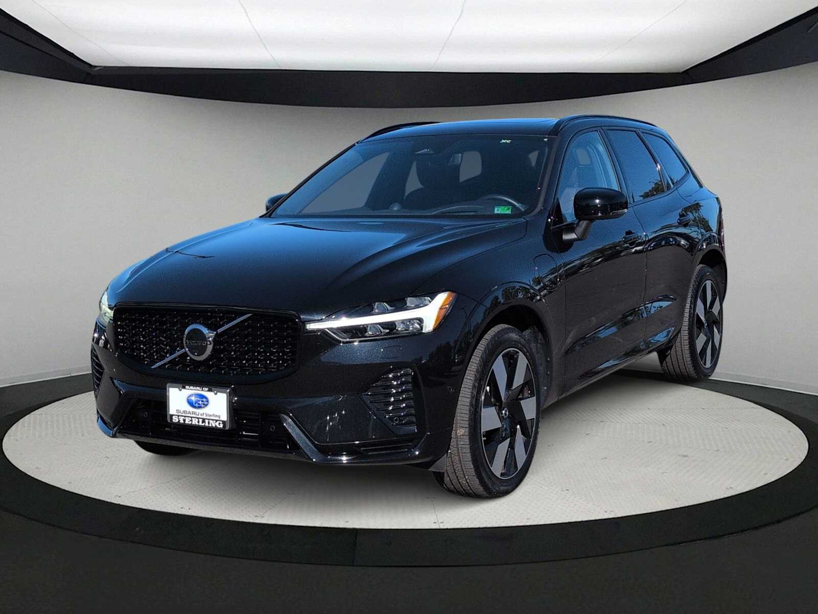 2025 Volvo XC60 Hybrid photo 2