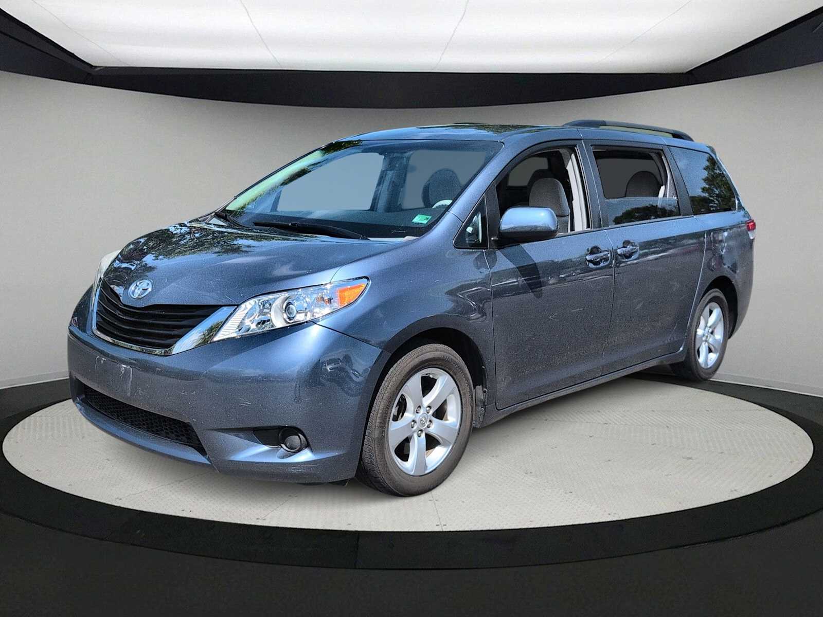 Thumbnail: 2014 Toyota Sienna - 4