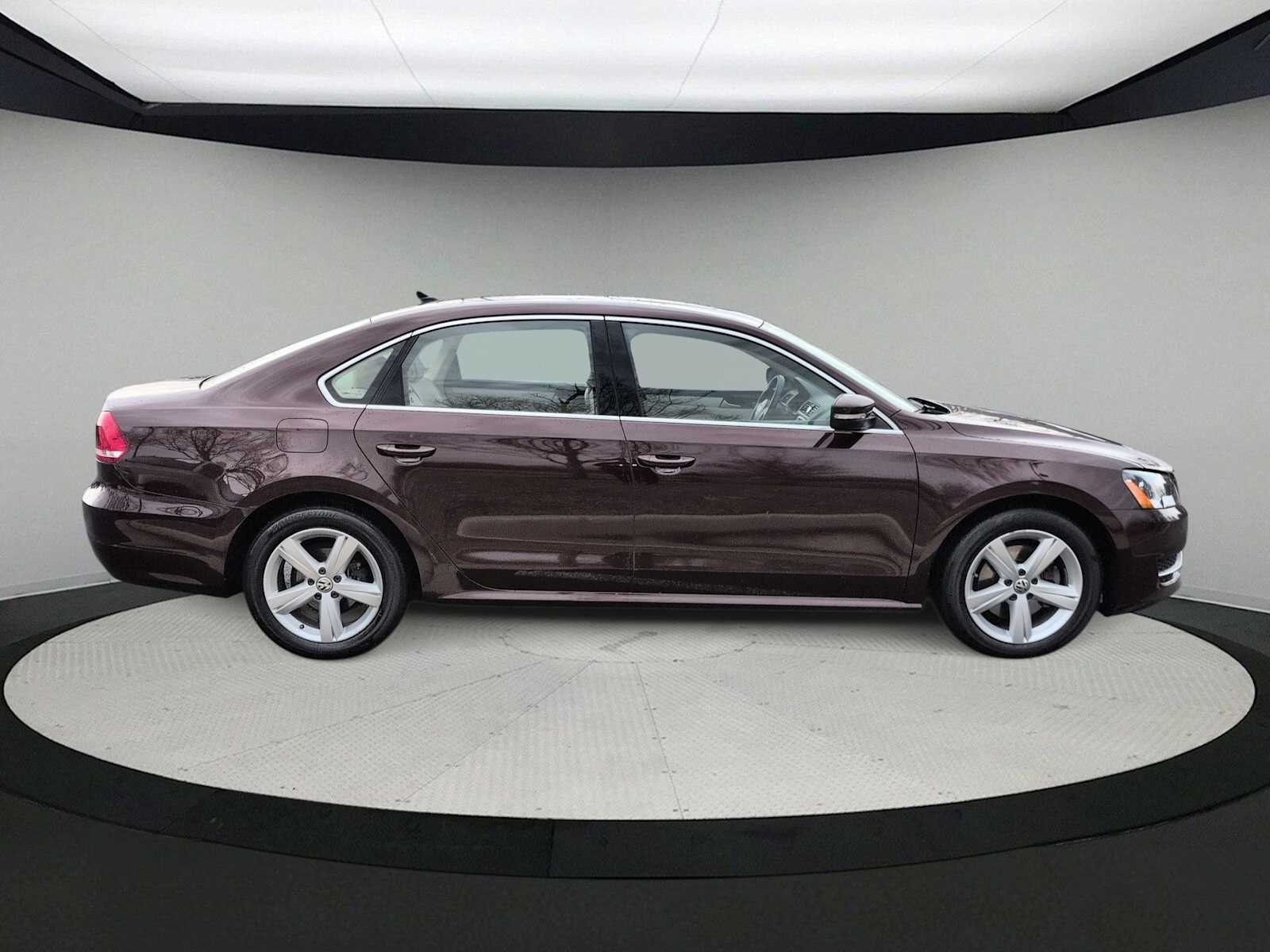 Thumbnail: 2013 Volkswagen Passat - 9