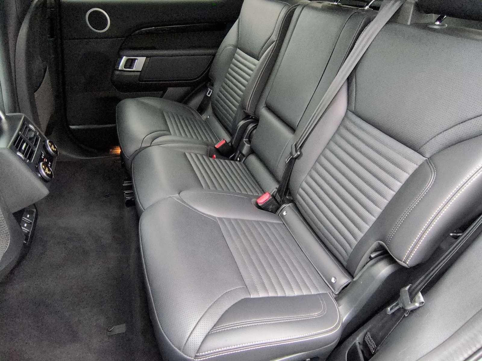 Thumbnail: 2024 Land Rover Discovery - 20