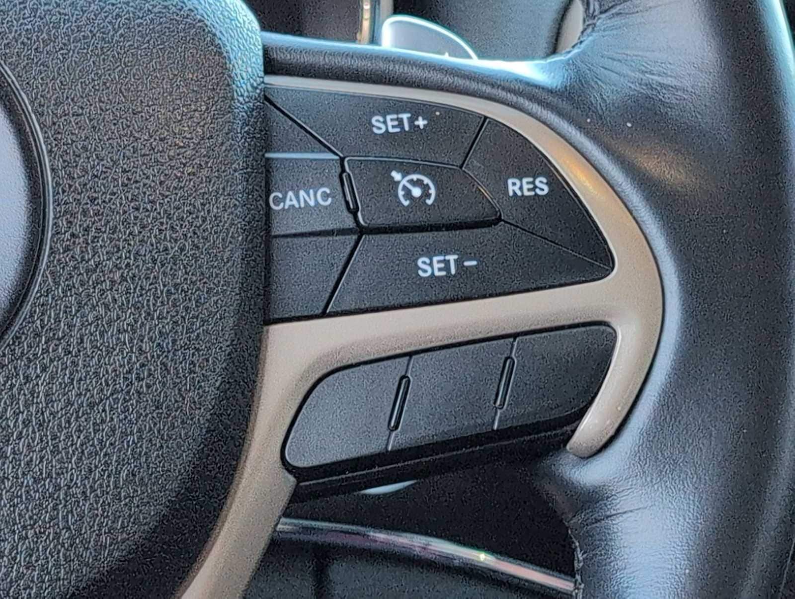 Thumbnail: 2015 Jeep Grand Cherokee - 24