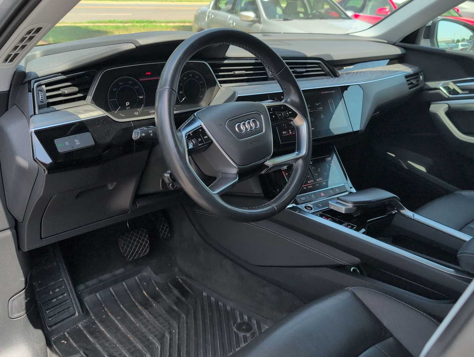 Thumbnail: 2022 Audi e-tron - 10
