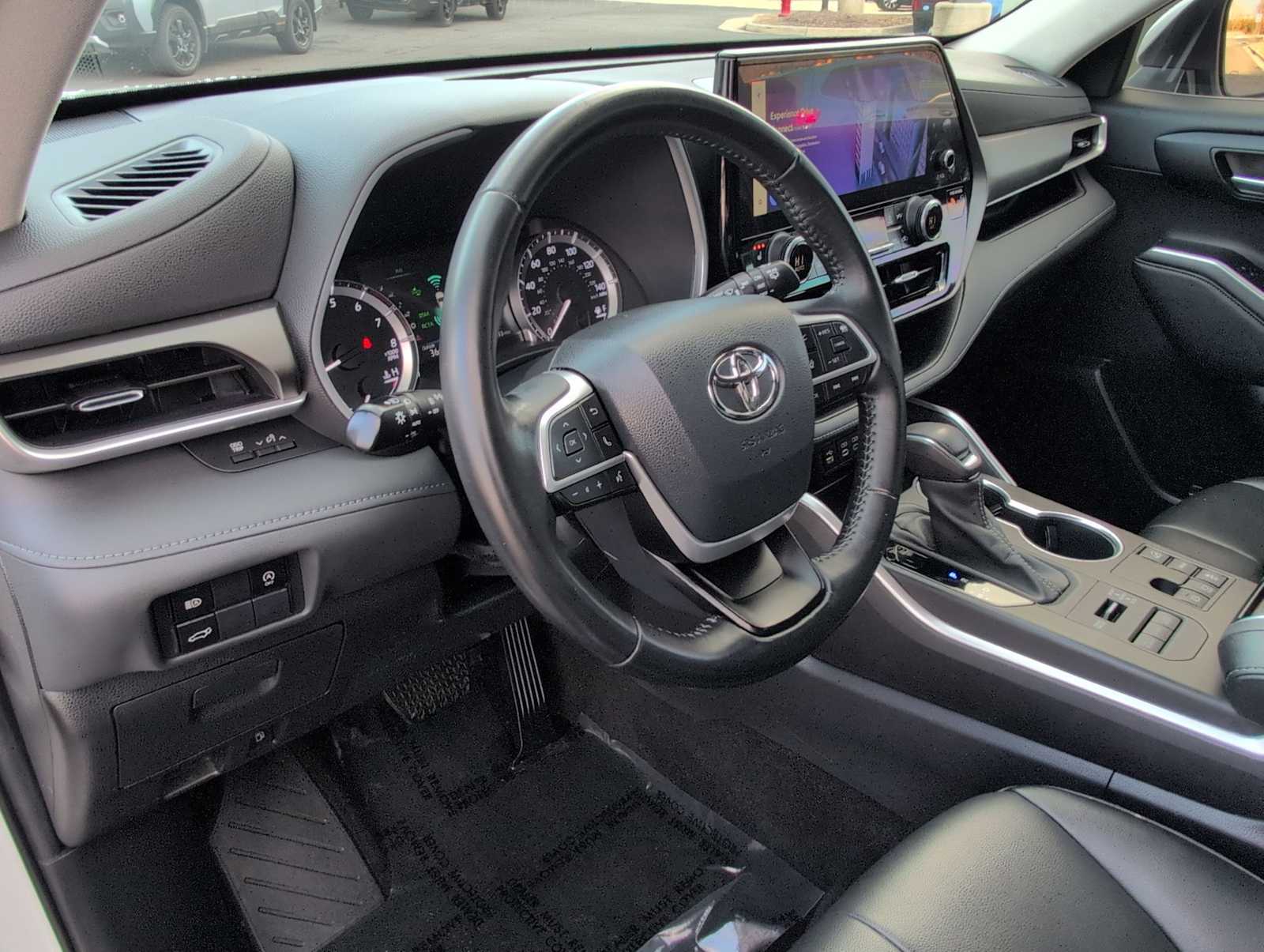 Thumbnail: 2023 Toyota Highlander - 10