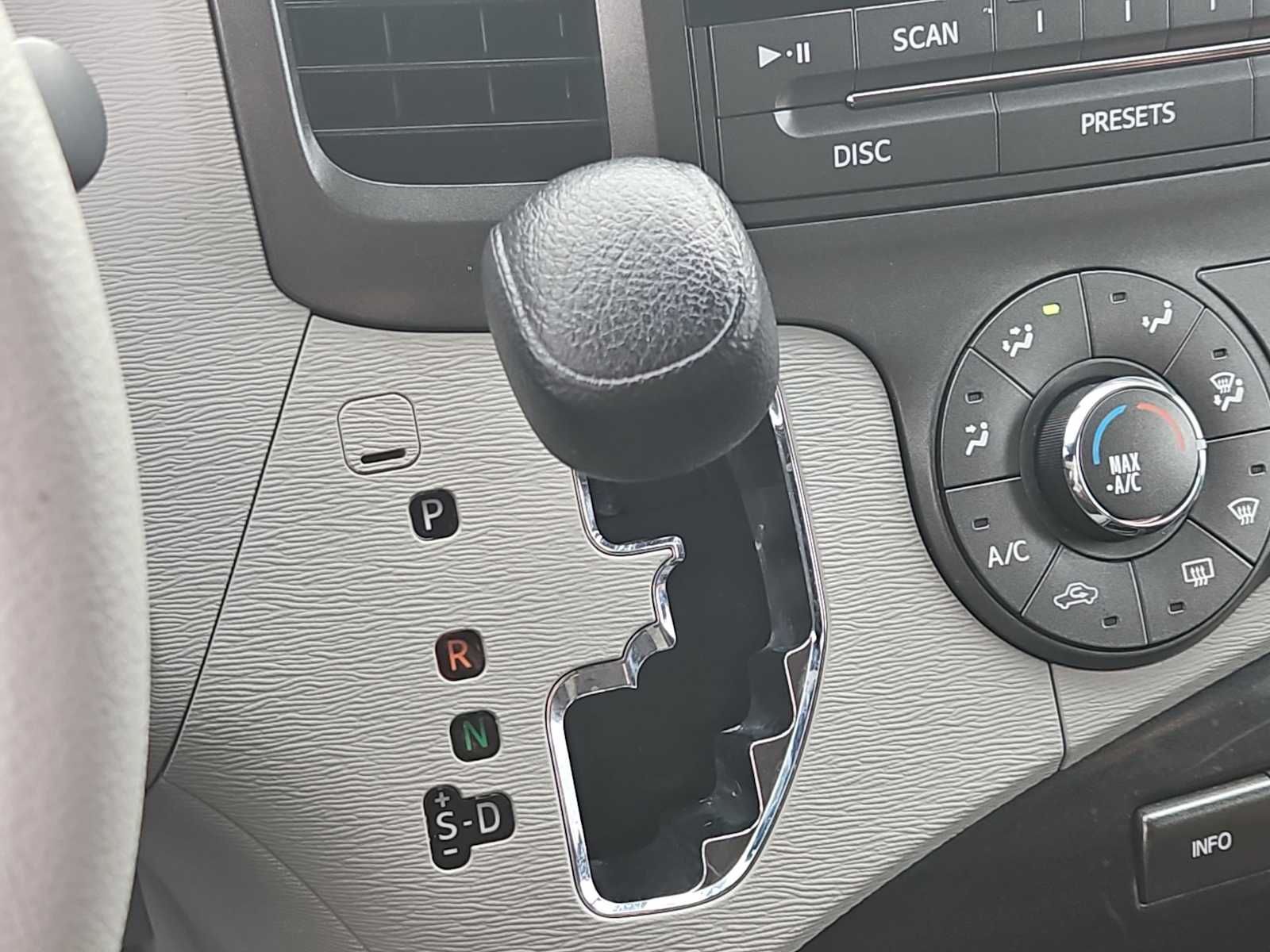 Thumbnail: 2011 Toyota Sienna - 29