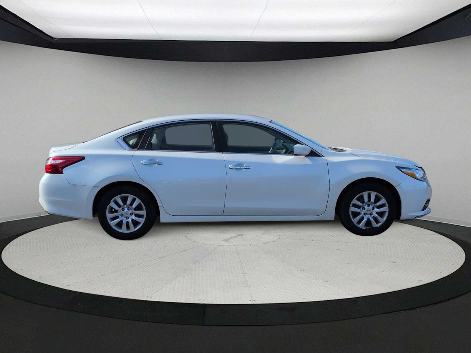 Thumbnail: 2016 Nissan Altima - 9