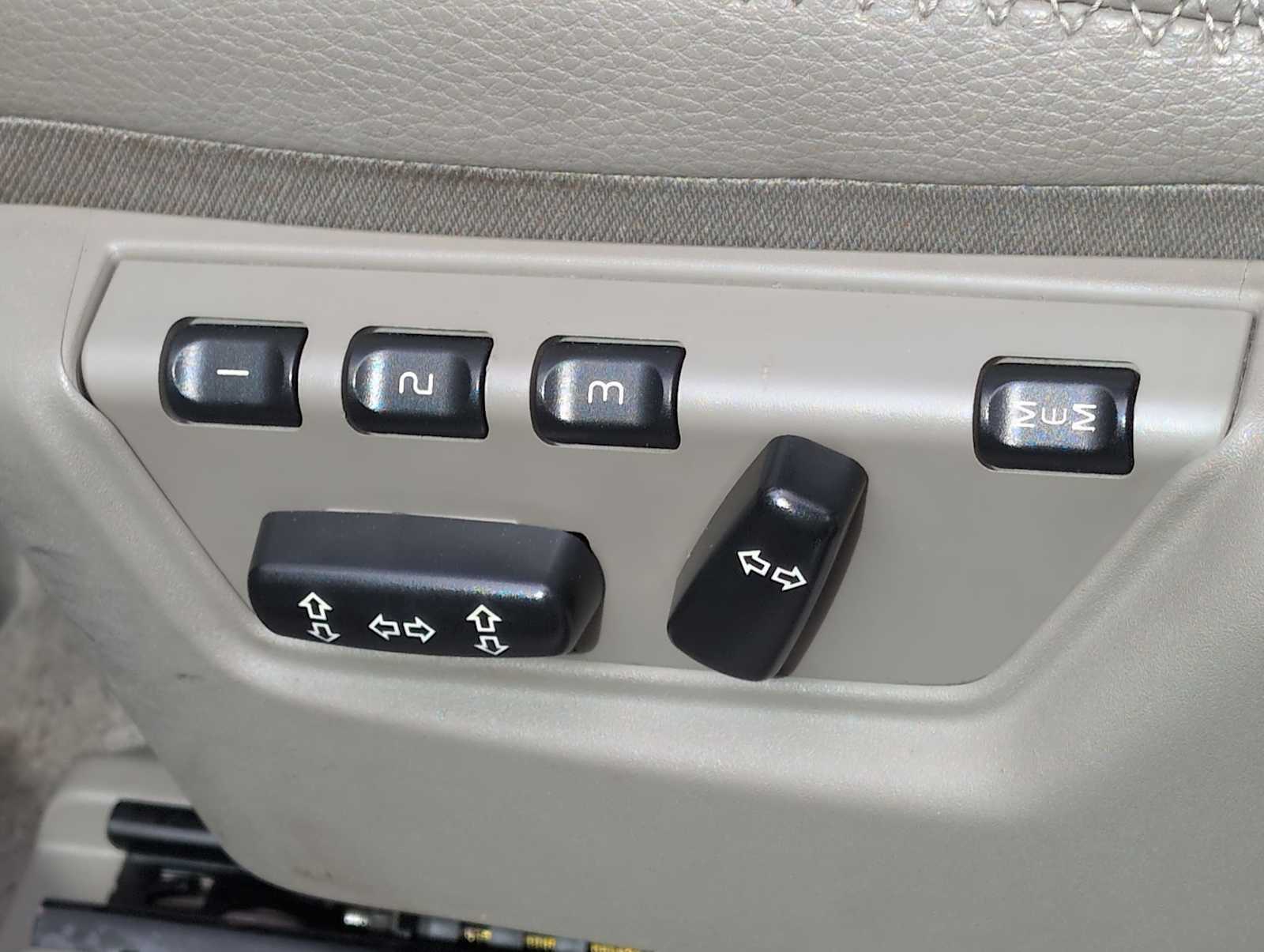 Thumbnail: 2005 Volvo XC70 - 17