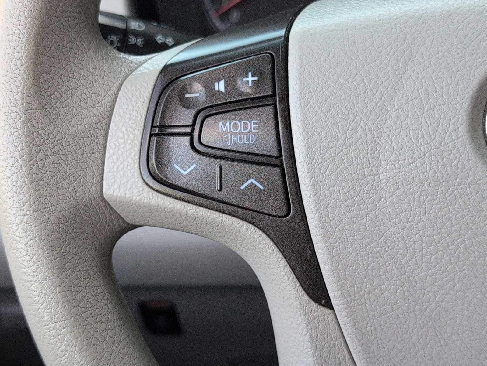 Thumbnail: 2014 Toyota Sienna - 22