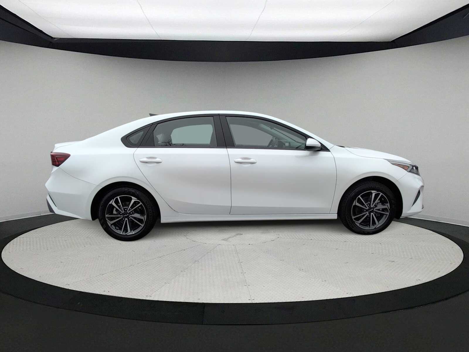 Thumbnail: 2024 Kia Forte - 9