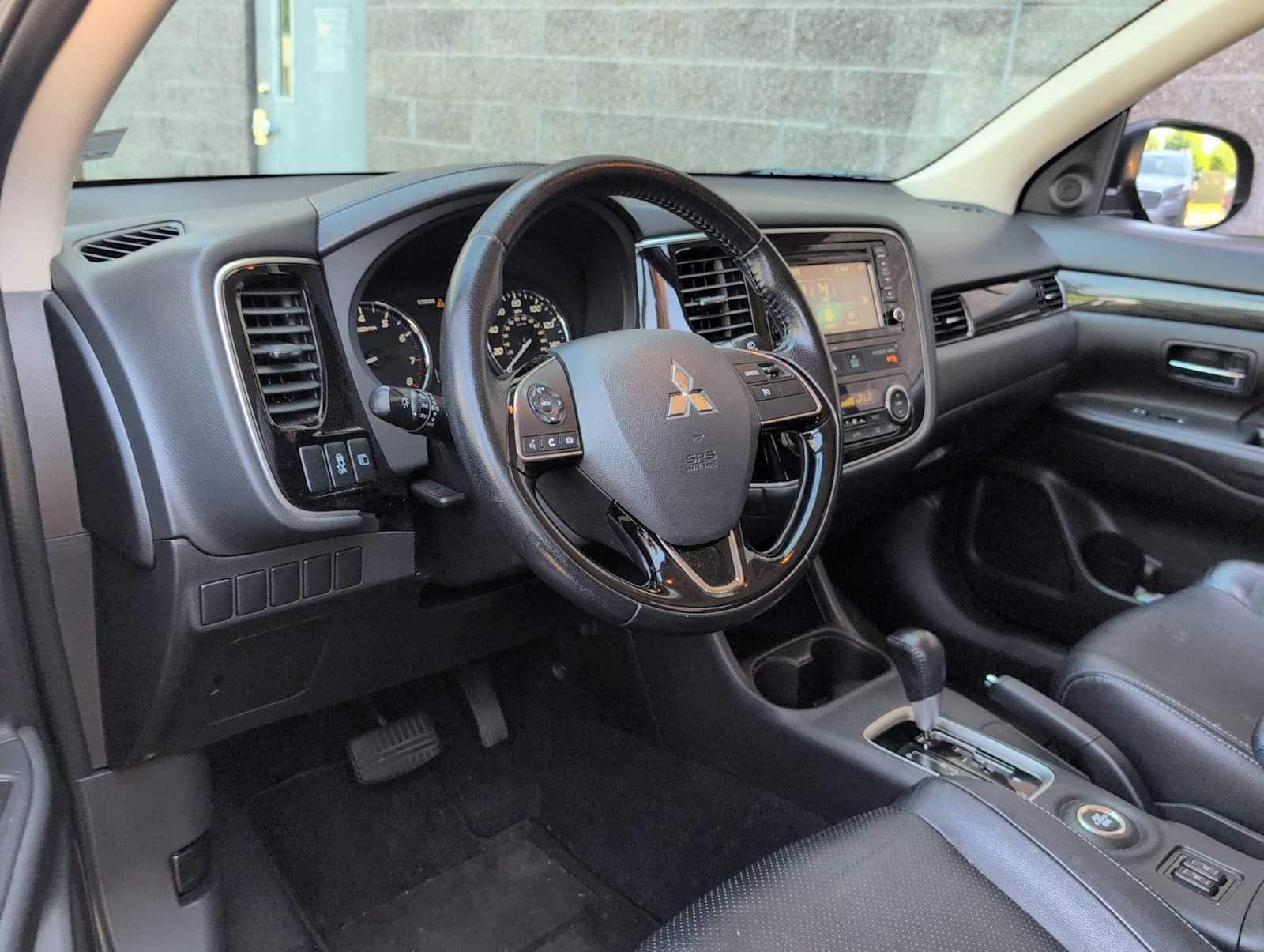 Thumbnail: 2016 Mitsubishi Outlander - 10