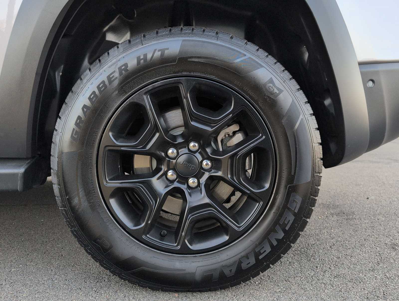 Thumbnail: 2019 Jeep Cherokee - 14