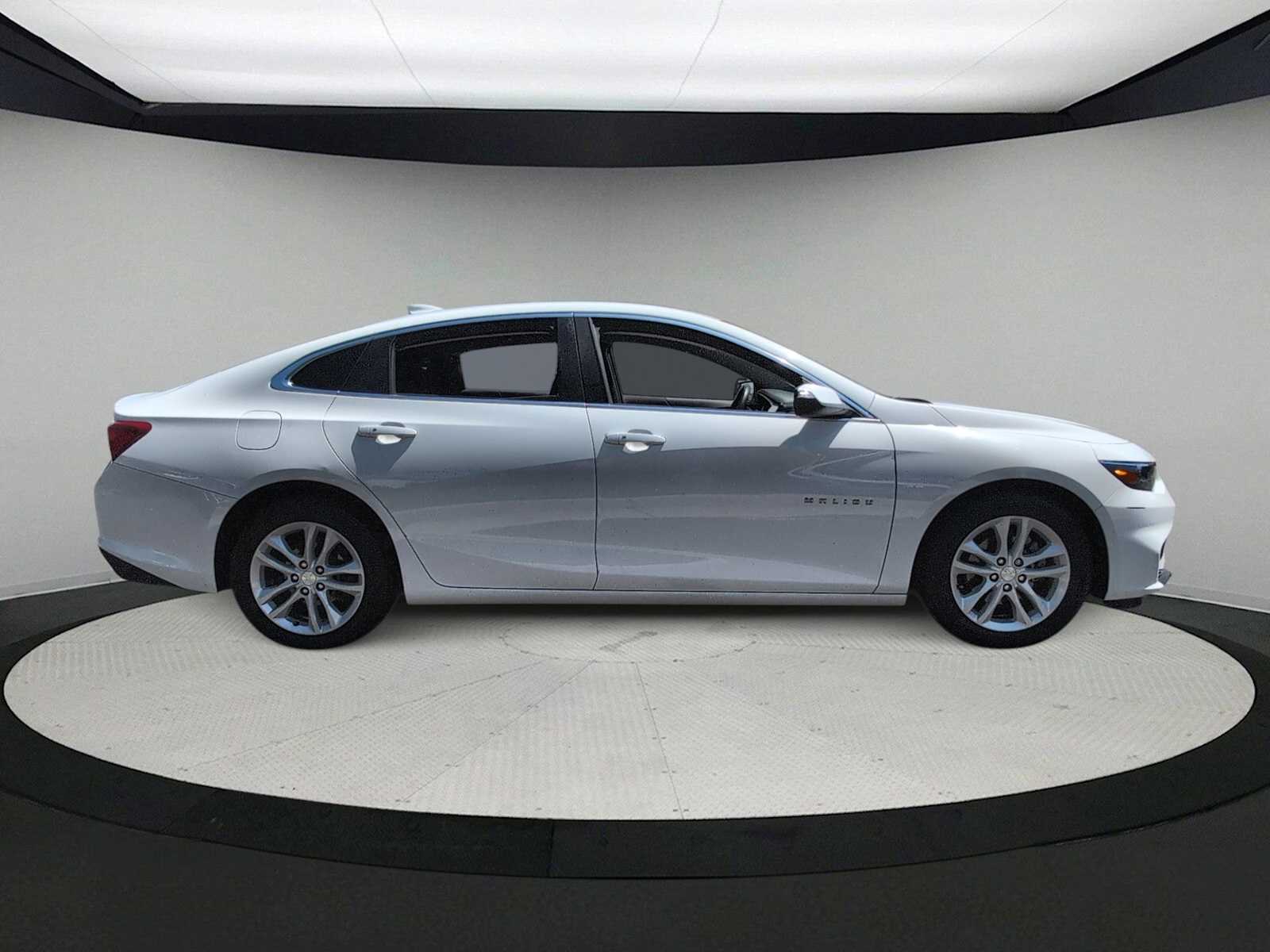 Thumbnail: 2016 Chevrolet Malibu - 9