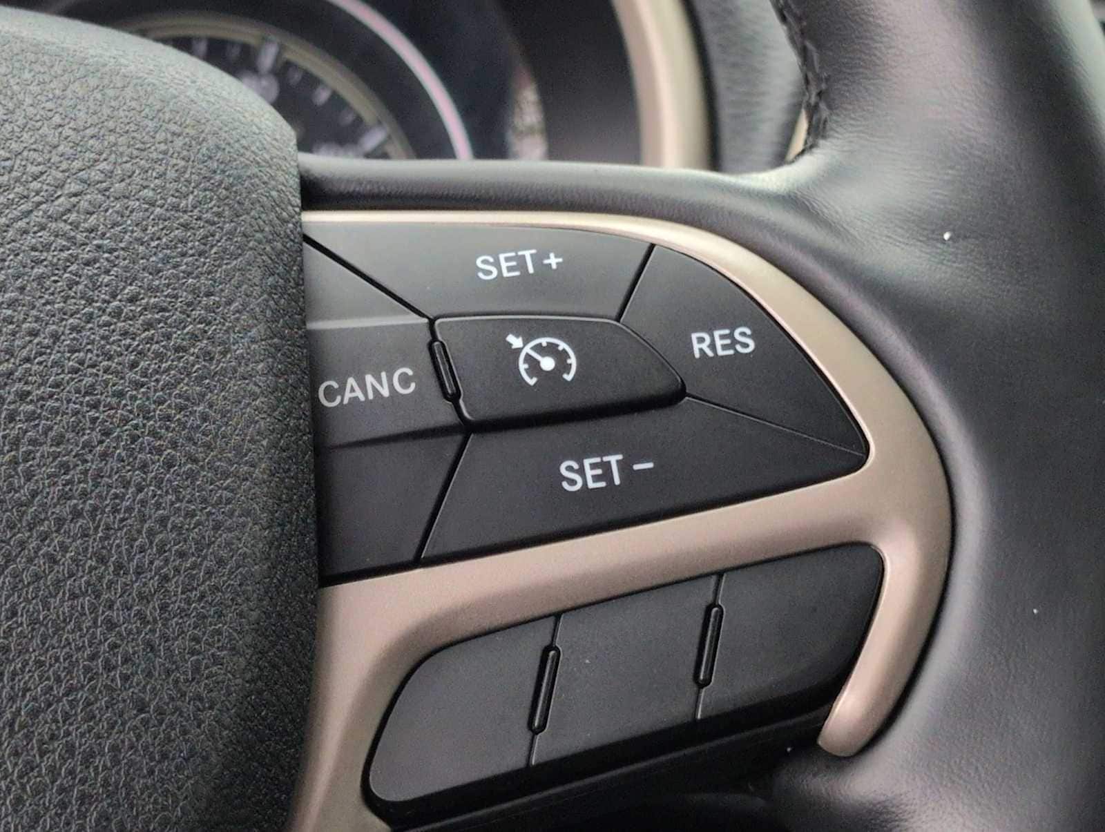 Thumbnail: 2015 Jeep Cherokee - 25