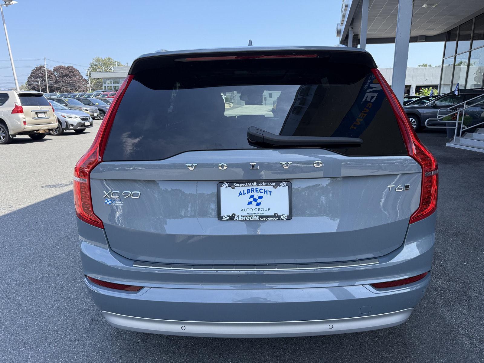 2022 Volvo XC90 T6 AWD Momentum photo 3
