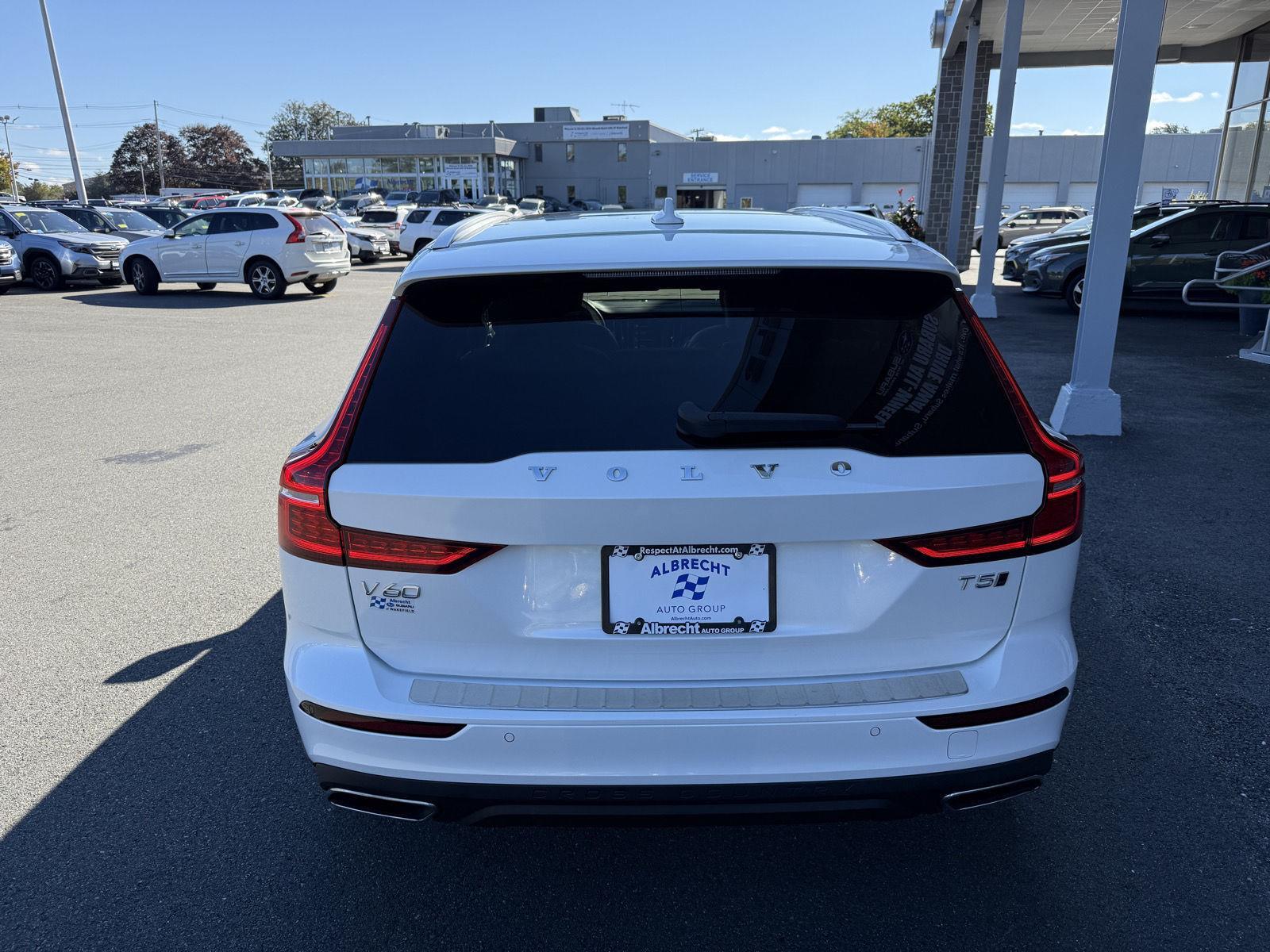 2021 Volvo V60 Cross Country photo 4