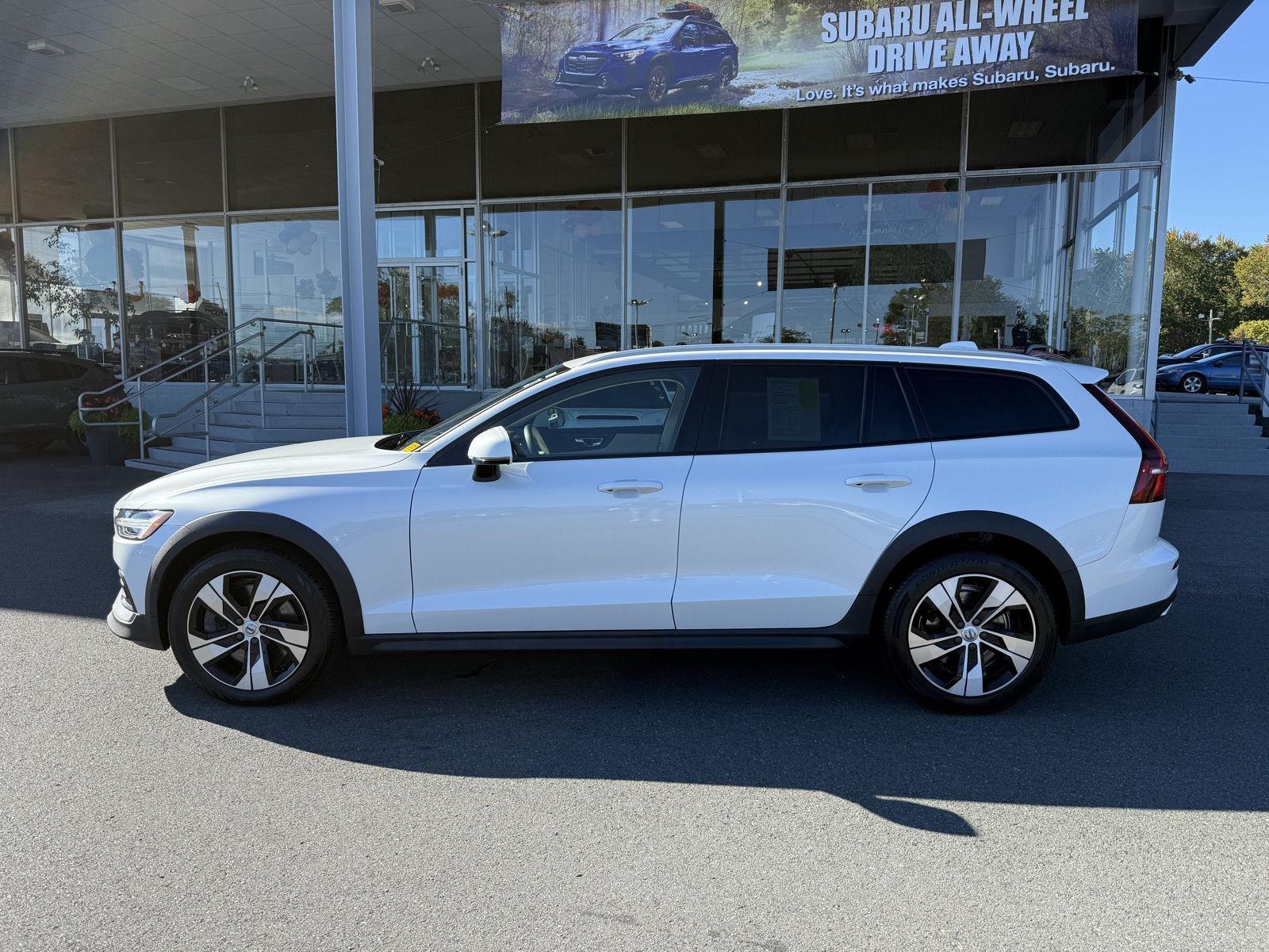 2021 Volvo V60 Cross Country photo 2