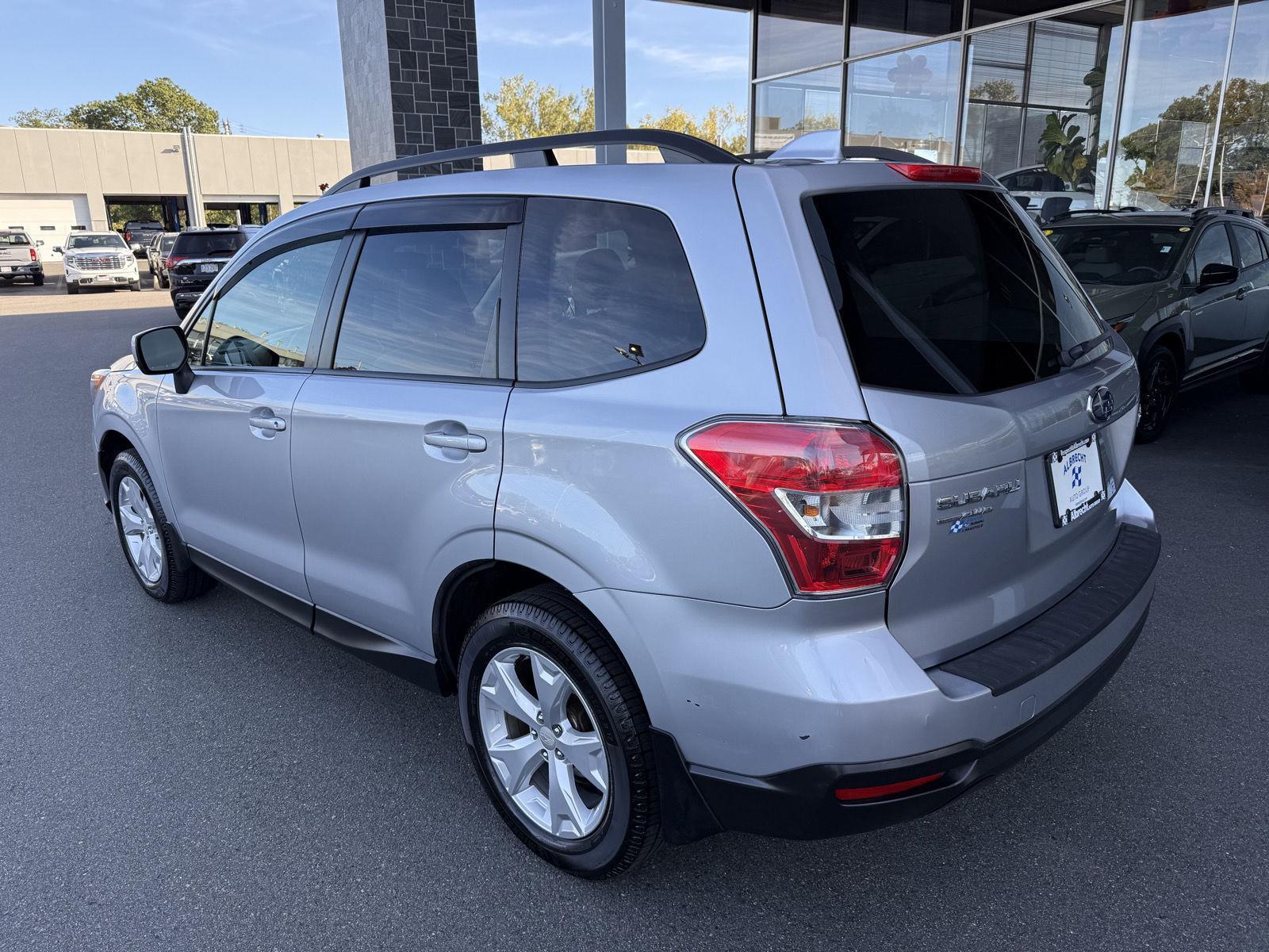 2016 Subaru Forester 2.5i Premium photo 2