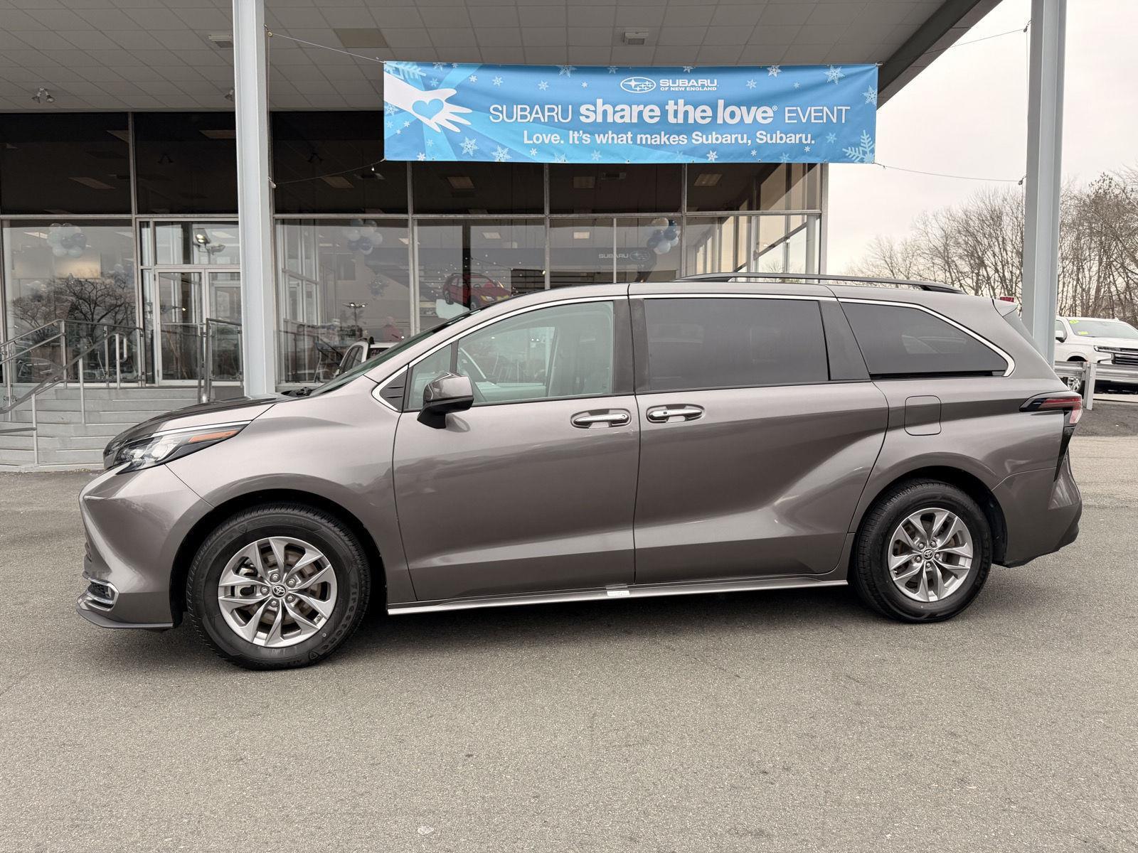 2024 Toyota Sienna XLE's photo