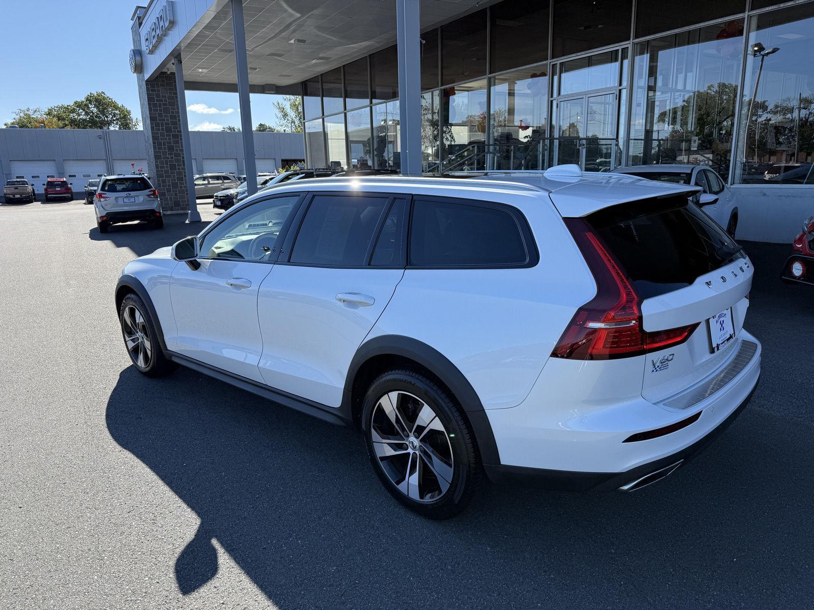 2021 Volvo V60 Cross Country photo 3