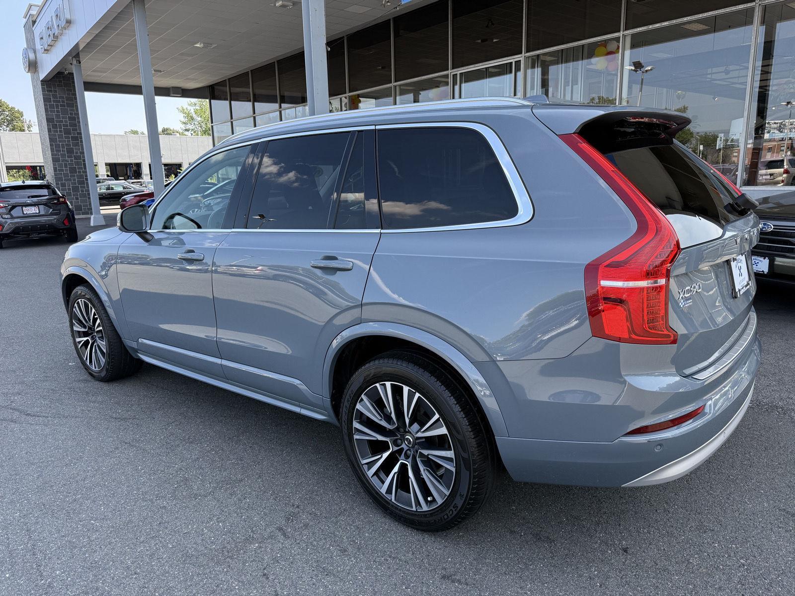 2022 Volvo XC90 T6 AWD Momentum photo 2