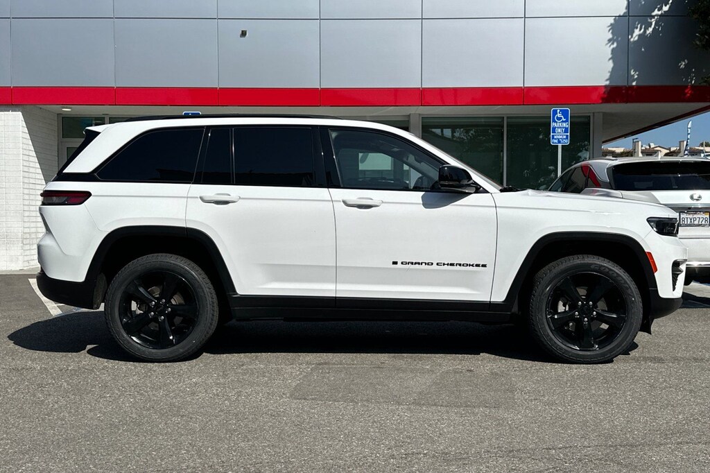Used 2022 Jeep Grand Cherokee Altitude SUV