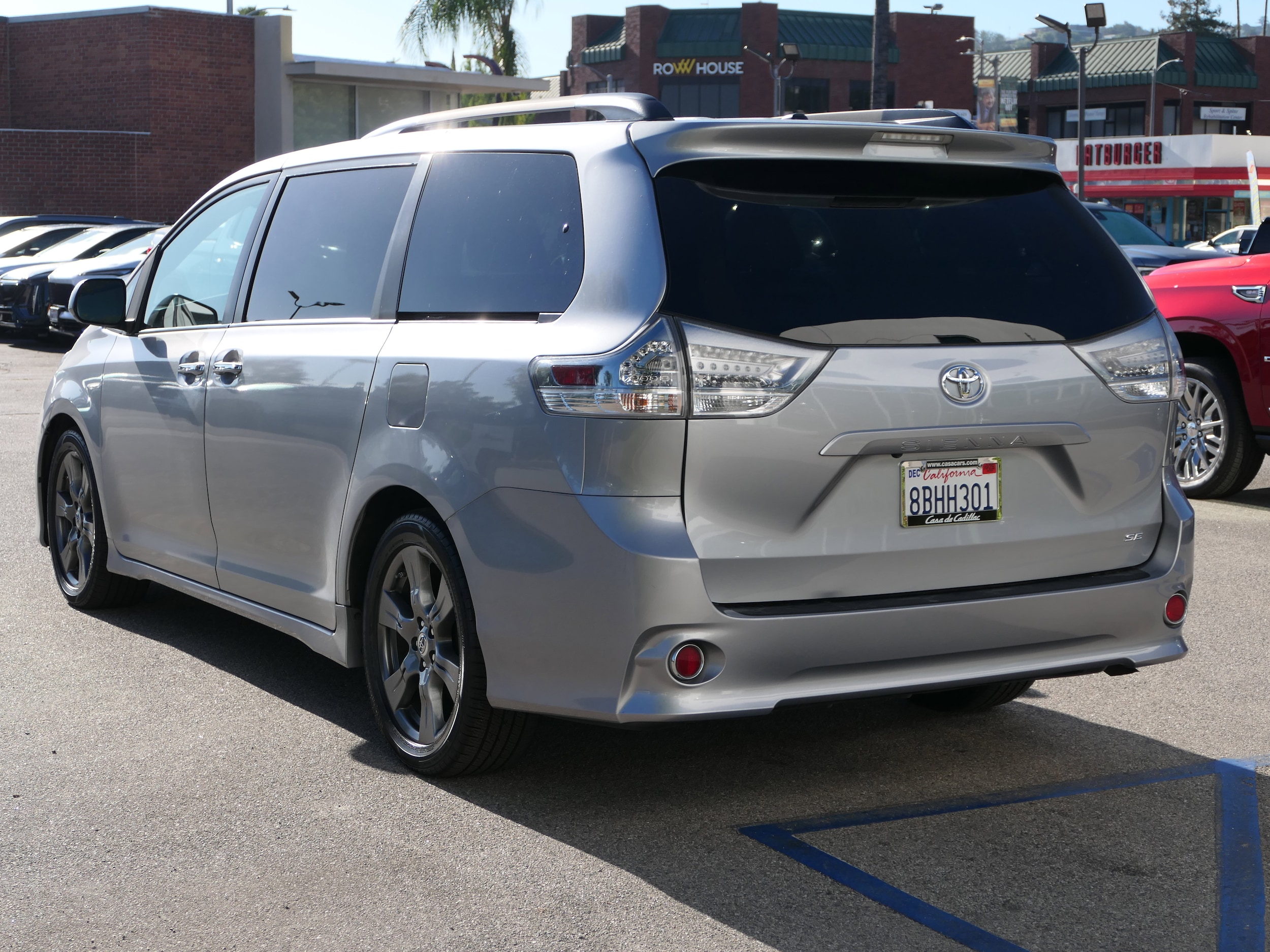 2017 Toyota Sienna SE photo 2