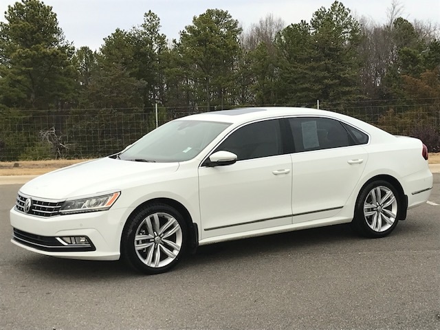 2017 Volkswagen Passat SEL Premium's photo