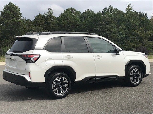 2025 Subaru Forester Premium photo 3