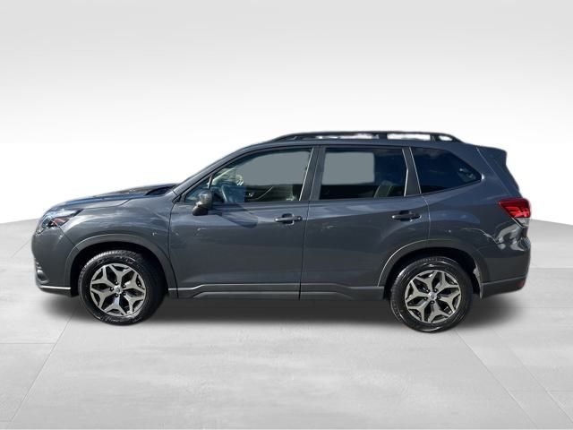 2022 Subaru Forester Premium photo 4