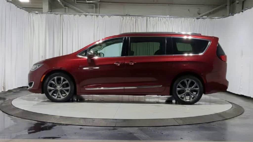 Thumbnail: 2017 Chrysler Pacifica - 6