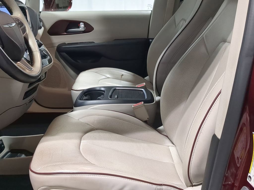 Thumbnail: 2017 Chrysler Pacifica - 30