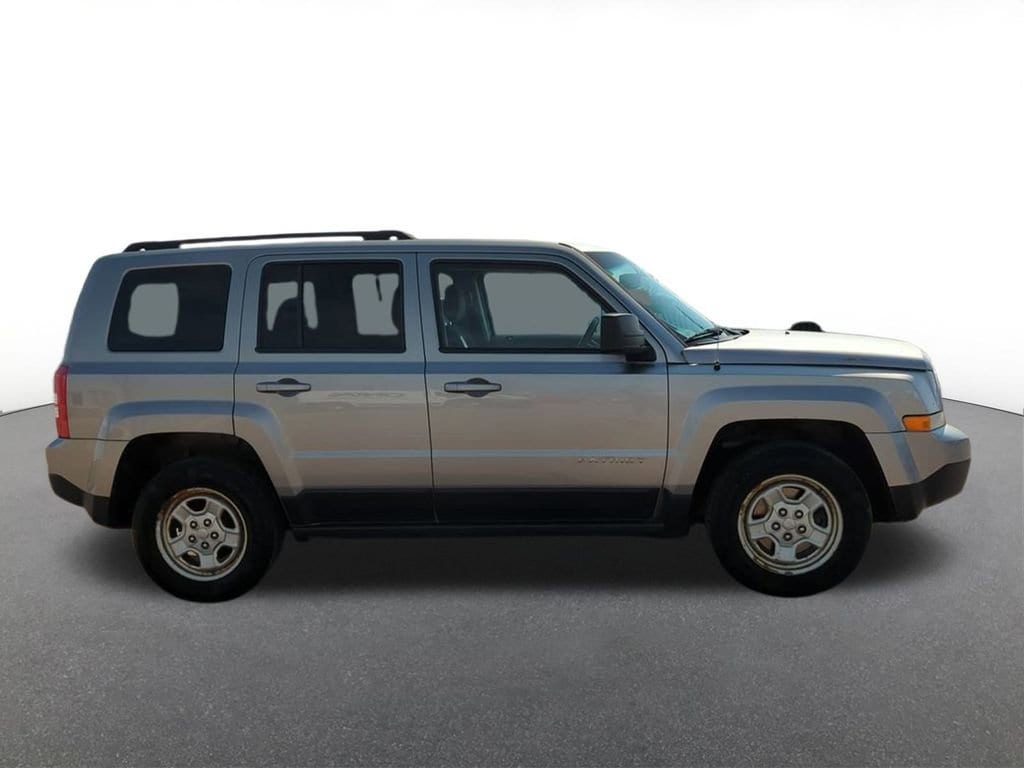 Thumbnail: 2016 Jeep Patriot - 9