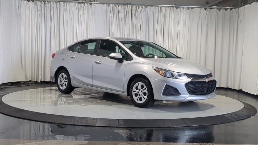 Thumbnail: 2019 Chevrolet Cruze - 3