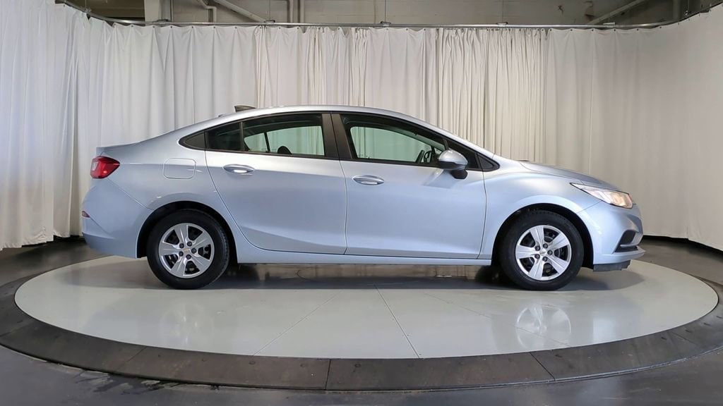 Thumbnail: 2017 Chevrolet Cruze - 9