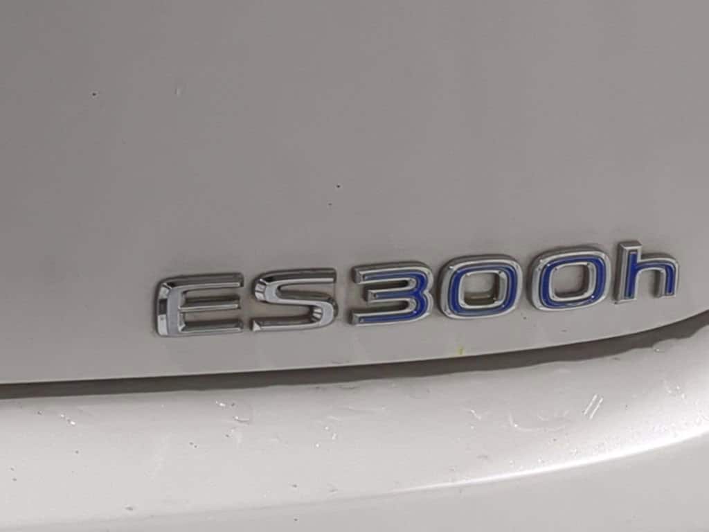 Thumbnail: 2022 Lexus ES - 24