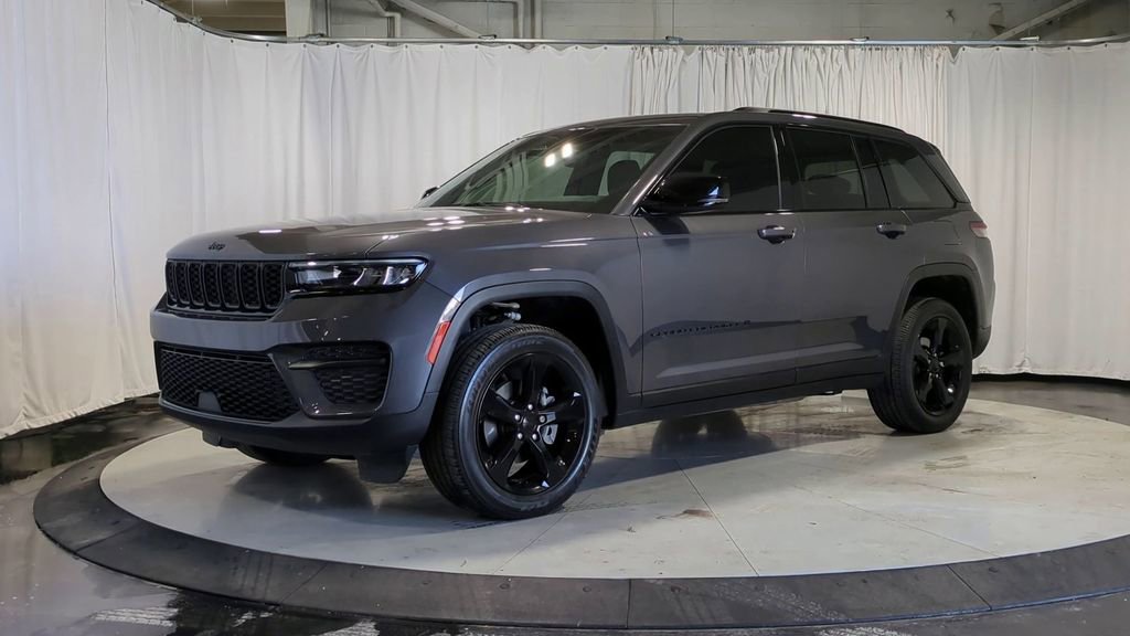 2024 Jeep Grand Cherokee Altitude photo 3