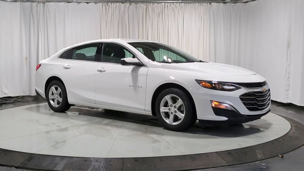 2022 Chevrolet Malibu LS photo 2