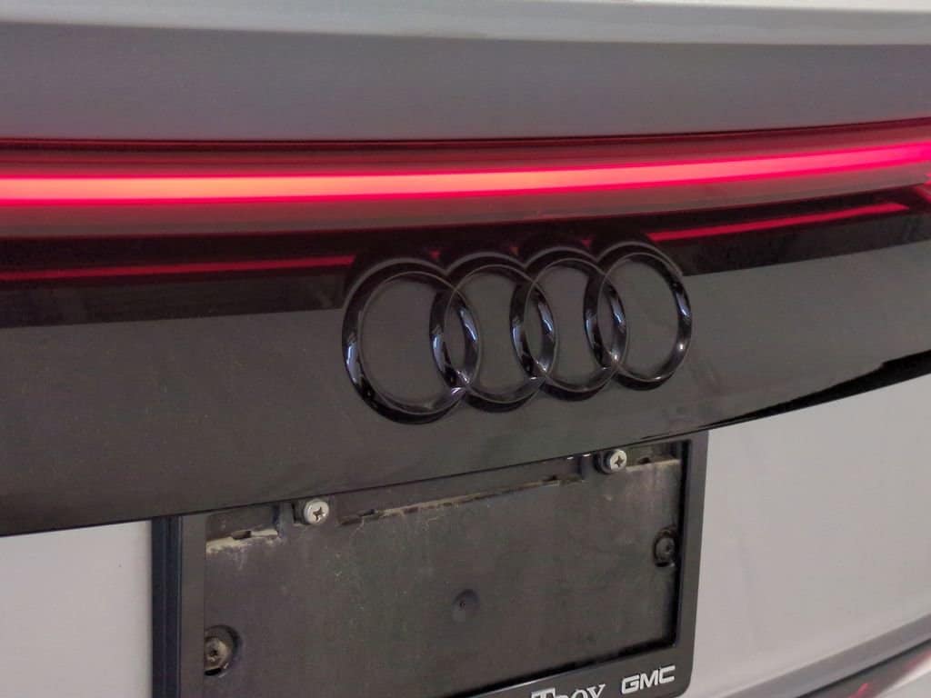 Thumbnail: 2022 Audi Q8 - 14