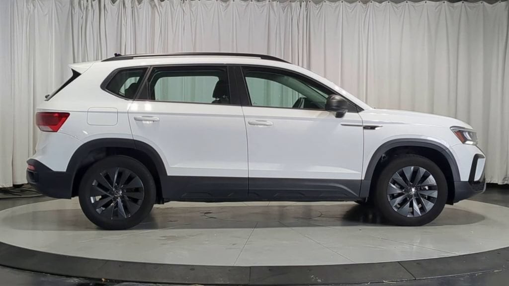 Thumbnail: 2022 Volkswagen Taos - 8